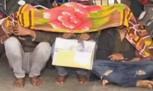 Bhubaneswar में ब्राउन शुगर तस्करी के आरोप में लॉ स्टूडेंट समेत तीन गिरफ्तार Bhubaneswar में ब्राउन शुगर तस्करी के आरोप में लॉ स्टूडेंट समेत तीन गिरफ्तार