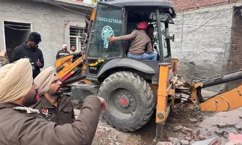 Patti में ड्रग तस्कर का घर गिराया गया Patti में ड्रग तस्कर का घर गिराया गया