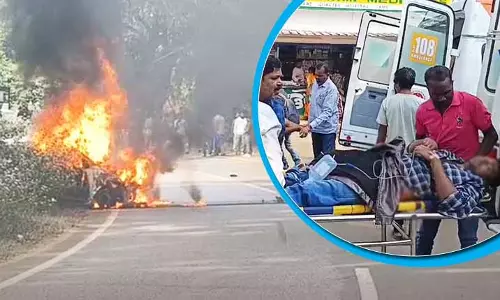Kandhamal में कार और मोटरसाइकिल की आमने-सामने टक्कर में आग लगने से दो लोग घायल Kandhamal में कार और मोटरसाइकिल की आमने-सामने टक्कर में आग लगने से दो लोग घायल