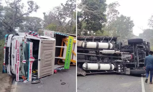 मुरडोली वाघदेव मंदिर के पास Gas Cylinder ले जा रहा ट्रक पलटा