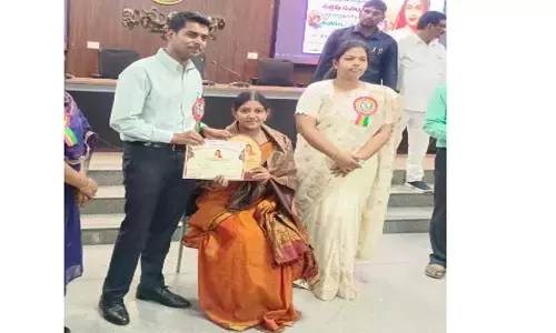Collector अनुदीप ने KGBV की शिक्षिका स्वाति को सम्मानित किया