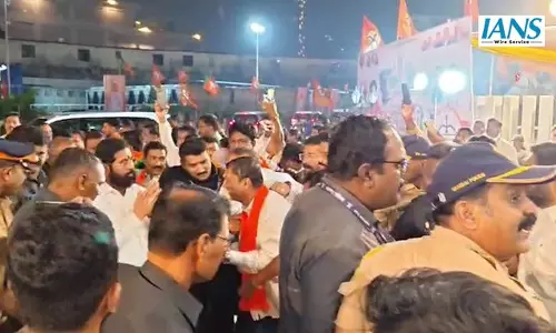 मुंबई में NSCI डोम में महायुति बैठक के लिए पहुंचे महाराष्ट्र के उपमुख्यमंत्री एकनाथ शिंदे
