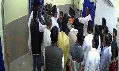 Odisha में ऑफिस चैंबर के अंदर महिला बीडीओ पर हमला Odisha में ऑफिस चैंबर के अंदर महिला बीडीओ पर हमला