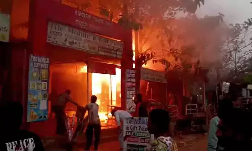 Berhampur आग हादसा: सात दुकानें और मोबाइल फोन जलकर राख Berhampur आग हादसा: सात दुकानें और मोबाइल फोन जलकर राख
