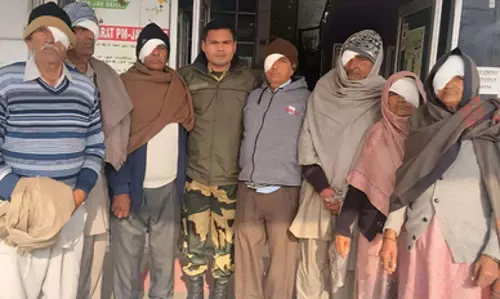 BSF जम्मू ने बुजुर्ग मरीजों की मोतियाबिंद की सर्जरी कराई BSF जम्मू ने बुजुर्ग मरीजों की मोतियाबिंद की सर्जरी कराई