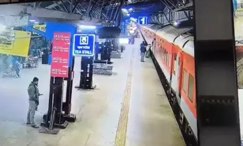 स्टेशन पर देवदूत बना RPF जवान, महिला की बचाई जान स्टेशन पर देवदूत बना RPF जवान, महिला की बचाई जान