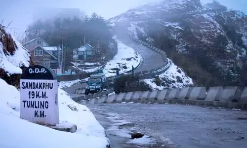 Sandakphu-Falute में बर्फबारी! साल की पहली बर्फबारी से टूरिस्ट उत्साहित Sandakphu-Falute में बर्फबारी! साल की पहली बर्फबारी से टूरिस्ट उत्साहित
