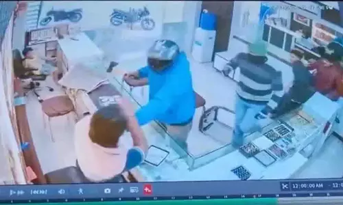 Hyderabad: ज्वेलरी शॉप मालिक ने हथियारबंद डकैती नाकाम की Hyderabad: ज्वेलरी शॉप मालिक ने हथियारबंद डकैती नाकाम की