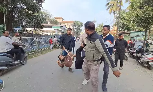 Fees बढ़ोतरी वापस लेने की मांग को लेकर प्रदर्शन, पुलिस ने छात्रों को वैन में घसीटा