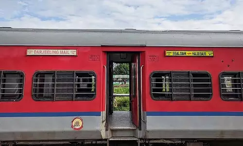 दार्जिलिंग मेल के AC डिब्बे में लूटपाट, यात्री दहशत में