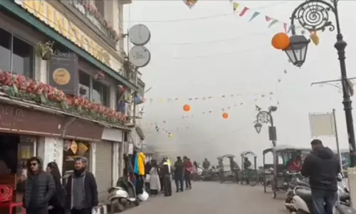 मसूरी में अचानक बदला मौसम, बादलों की चादर में लिपटी पहाड़ों की रानी मसूरी में अचानक बदला मौसम, बादलों की चादर में लिपटी पहाड़ों की रानी