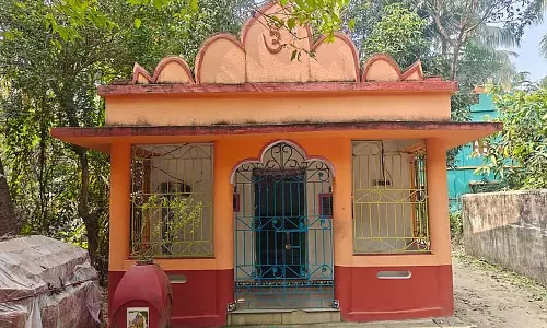 प्राचीन मंदिर का दरवाज़ा तोड़कर लूटपाट की गई, गहने और बर्तन चोरी हुए प्राचीन मंदिर का दरवाज़ा तोड़कर लूटपाट की गई, गहने और बर्तन चोरी हुए