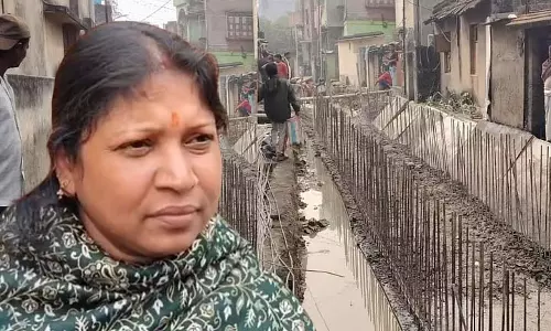Durgapur में तृणमूल नेता के प्रभाव के कारण सरकारी काम रुकने का आरोप Durgapur में तृणमूल नेता के प्रभाव के कारण सरकारी काम रुकने का आरोप