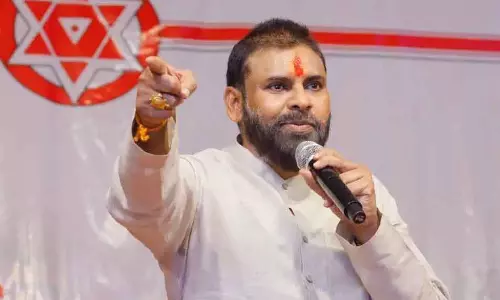 Pawan Kalyan का तेलंगाना दौरा: कोंडागट्टू मंदिर में टेका मत्था, लोगों के प्रति जताया सम्मान Pawan Kalyan का तेलंगाना दौरा: कोंडागट्टू मंदिर में टेका मत्था, लोगों के प्रति जताया सम्मान