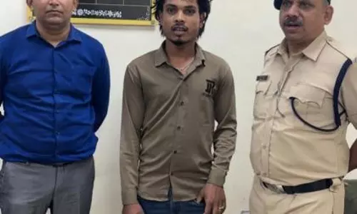 Mumbai: सोशल मीडिया पर प्रसिद्धि के लिए रेलवे स्टंट करने वाला व्यक्ति गिरफ्तार Mumbai: सोशल मीडिया पर प्रसिद्धि के लिए रेलवे स्टंट करने वाला व्यक्ति गिरफ्तार