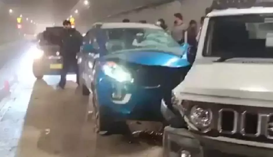 Himachal Pradesh: अटल टनल में चार वाहन भिड़े, वाहन क्षतिग्रस्त Himachal Pradesh: अटल टनल में चार वाहन भिड़े, वाहन क्षतिग्रस्त