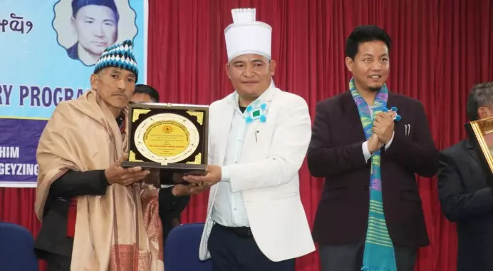 sikkim: इंद्र कुमार लिंबू, अशोक कुमार त्सोंग को चेमजोंग अवॉर्ड से सम्मानित किया sikkim: इंद्र कुमार लिंबू, अशोक कुमार त्सोंग को चेमजोंग अवॉर्ड से सम्मानित किया