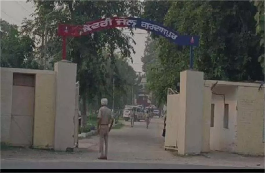 Punjab:केंद्रीय जेल में 2 गुटों के बीच झड़प, जमकर हुआ हंगामा Punjab:केंद्रीय जेल में 2 गुटों के बीच झड़प, जमकर हुआ हंगामा
