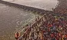 Prayagraj: सेल्फी ले रही किशोरी यमुना में गिरी,पीएसी जवानों ने सुरक्षित बाहर निकाल Prayagraj: सेल्फी ले रही किशोरी यमुना में गिरी,पीएसी जवानों ने सुरक्षित बाहर निकाल