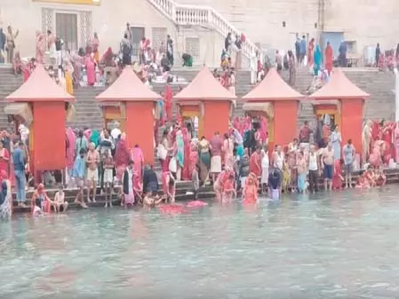 वाराणसी: सर्द हवा और हल्की बारिश में भी आस्था की डुबकी लगा रहे श्रद्धालु, नहीं दिखी उत्साह में कमी वाराणसी: सर्द हवा और हल्की बारिश में भी आस्था की डुबकी लगा रहे श्रद्धालु, नहीं दिखी उत्साह में कमी