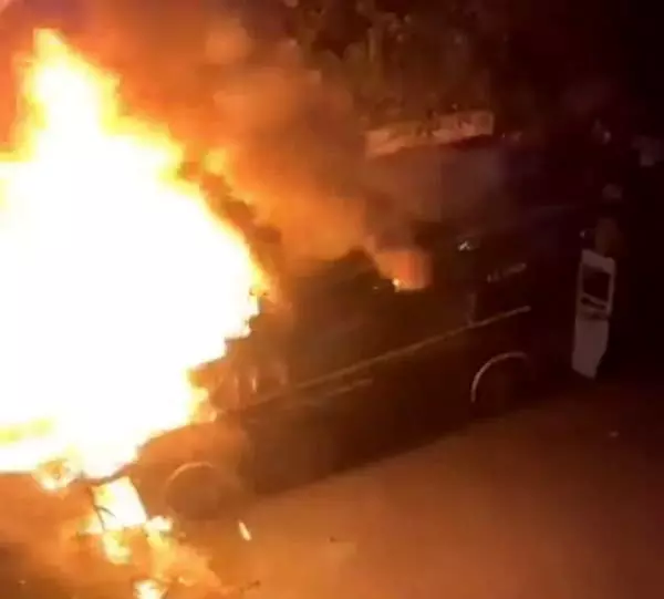 Surat: सिटी बस में आग, दमकल और पुलिस ने किया रेस्क्यू Surat: सिटी बस में आग, दमकल और पुलिस ने किया रेस्क्यू
