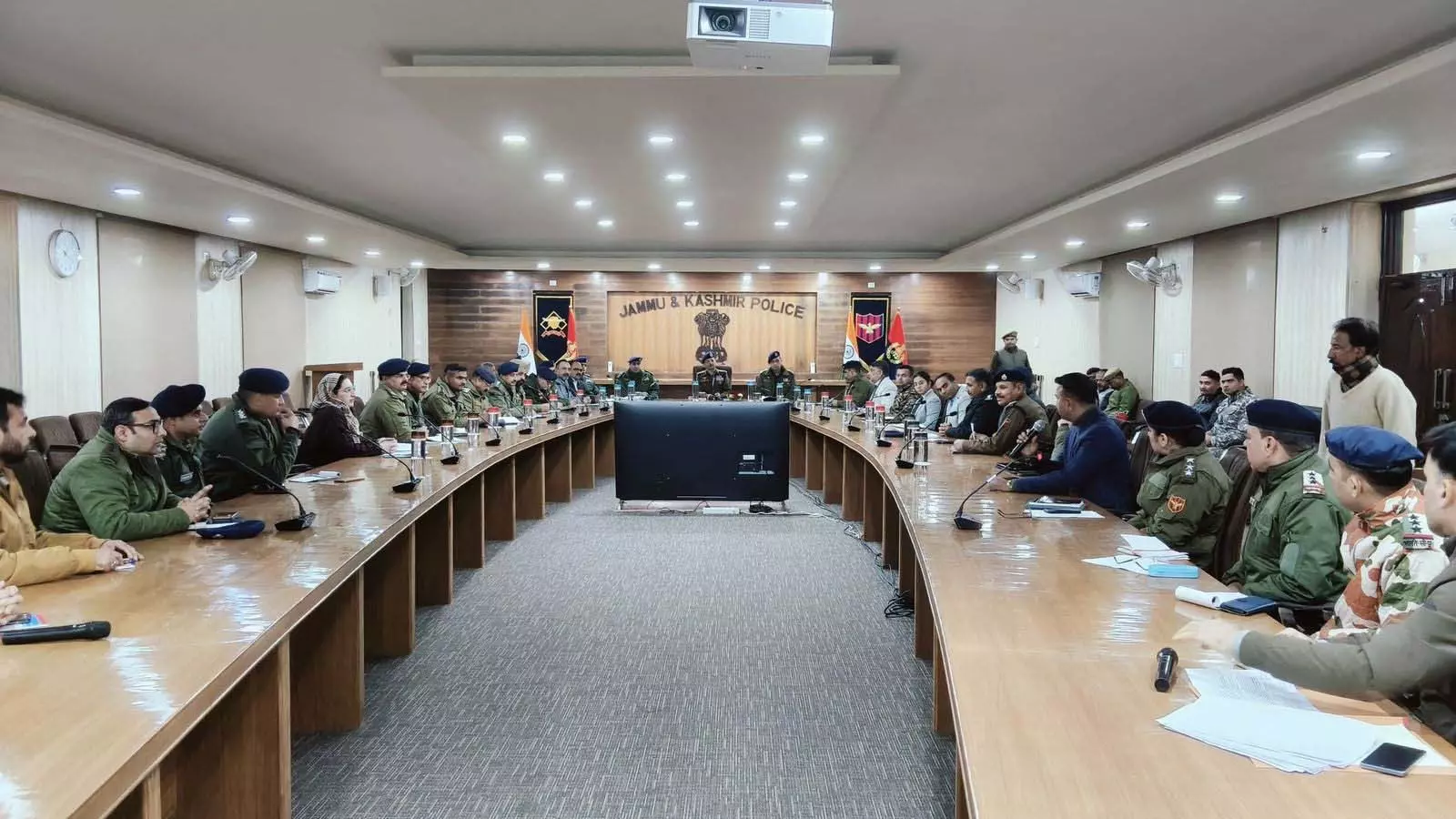 Jammu-Kashmir:गणतंत्र दिवस से पहले सुरक्षा कड़ी, अधिकारियों को दिए अहम निर्देश Jammu-Kashmir:गणतंत्र दिवस से पहले सुरक्षा कड़ी, अधिकारियों को दिए अहम निर्देश