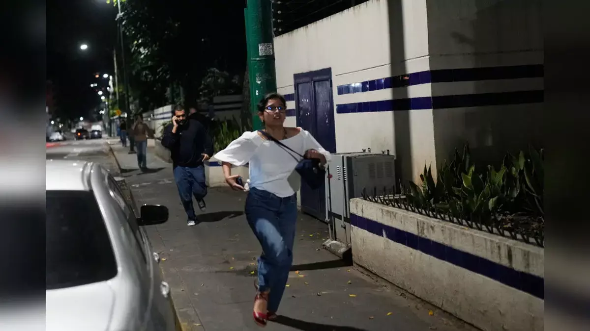 अमेरिका के साथ तनाव के बीच वेनेजुएला के काराकस में कई धमाके सुने गए अमेरिका के साथ तनाव के बीच वेनेजुएला के काराकस में कई धमाके सुने गए