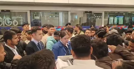 IndiGo फ्लाइट में देरी से एयरपोर्ट पर अफरा-तफरी, यात्रियों ने किया विरोध प्रदर्शन IndiGo फ्लाइट में देरी से एयरपोर्ट पर अफरा-तफरी, यात्रियों ने किया विरोध प्रदर्शन