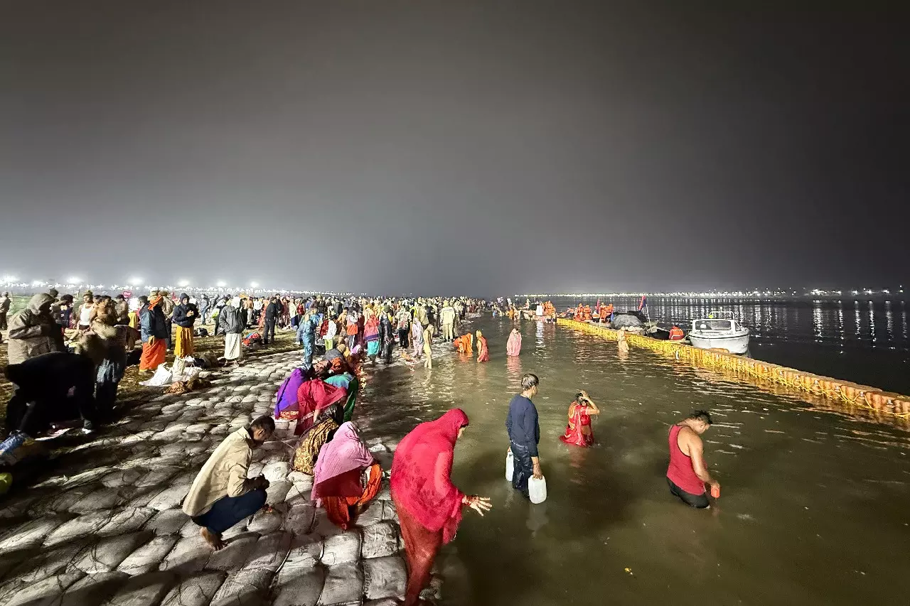 Prayagraj में माघ मेला 2026 का आगाज़, पौष पूर्णिमा पर पवित्र स्नान की तैयारी Prayagraj में माघ मेला 2026 का आगाज़, पौष पूर्णिमा पर पवित्र स्नान की तैयारी
