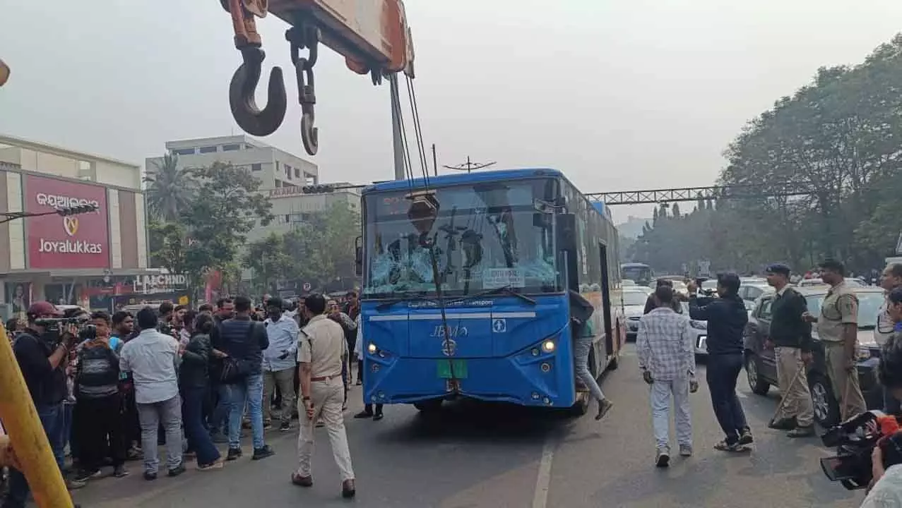 Bhubaneswar में अमा बस ने ऑटोरिक्शा को टक्कर मारी, 2 की मौत Bhubaneswar में अमा बस ने ऑटोरिक्शा को टक्कर मारी, 2 की मौत