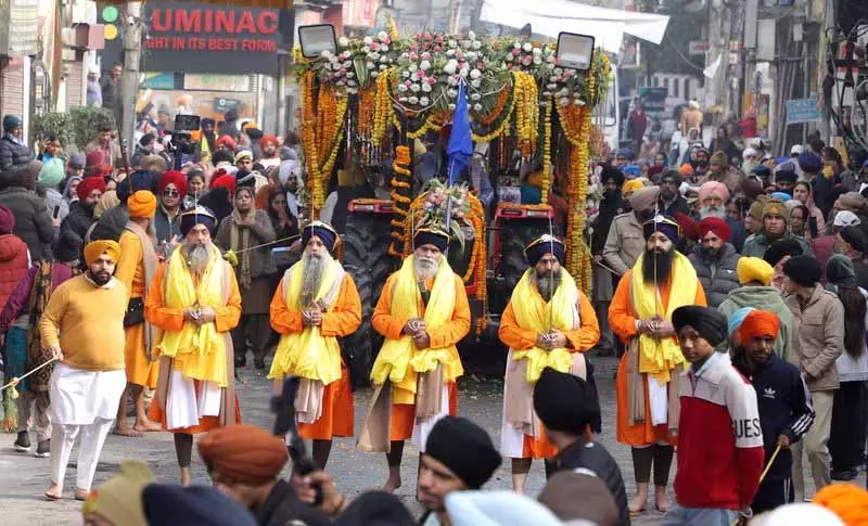 Guru Gobind Singh के प्रकाश पर्व से पहले जालंधर में नगर कीर्तन निकाला गया Guru Gobind Singh के प्रकाश पर्व से पहले जालंधर में नगर कीर्तन निकाला गया