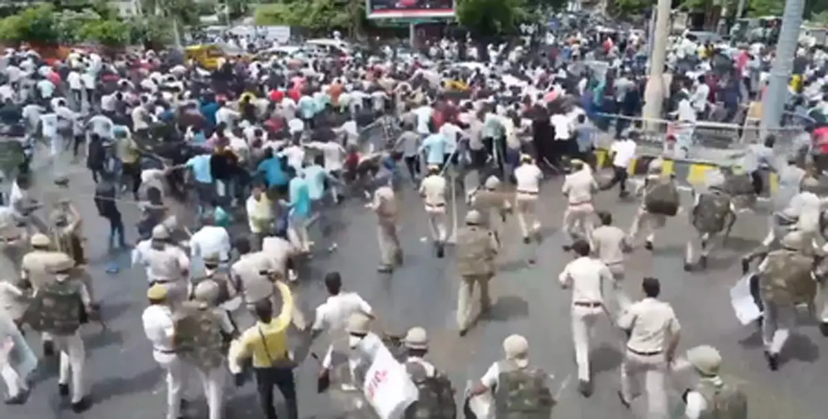 मिठाई दुकान में हंगामे के बाद पुलिस ने किया लाठीचार्ज, समाज पर अभद्र टिप्पणी का आरोप मिठाई दुकान में हंगामे के बाद पुलिस ने किया लाठीचार्ज, समाज पर अभद्र टिप्पणी का आरोप