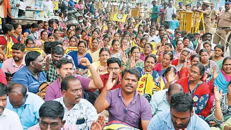 CHENNAI: 8वें दिन भी प्रदर्शन कर रहे शिक्षकों का कोई समाधान नहीं CHENNAI: 8वें दिन भी प्रदर्शन कर रहे शिक्षकों का कोई समाधान नहीं