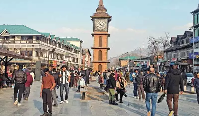 Kashmir की सर्दियों की उलझन: दिन चमकदार, रातें हाड़ कंपा देने वाली Kashmir की सर्दियों की उलझन: दिन चमकदार, रातें हाड़ कंपा देने वाली