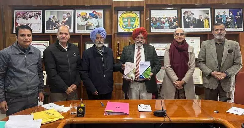 PAU के वीसी ने बागवानी पर बुक सीरीज लॉन्च की PAU के वीसी ने बागवानी पर बुक सीरीज लॉन्च की