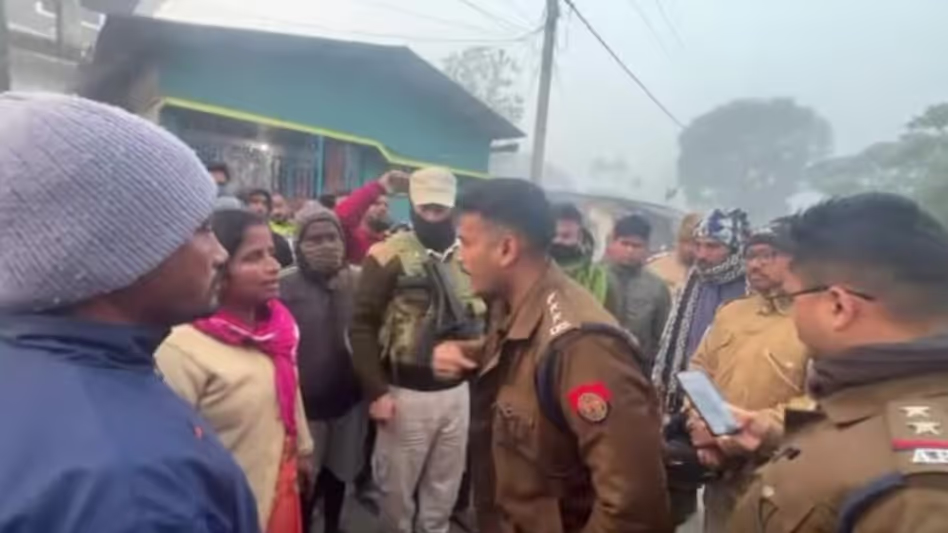 Dibrugarh के मैजान में मवेशी चोरी के शक में तनाव, पुलिस ने हवा में गोलियां चलाईं Dibrugarh के मैजान में मवेशी चोरी के शक में तनाव, पुलिस ने हवा में गोलियां चलाईं