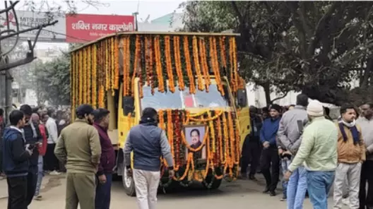 Bareilly: योगी आदित्यनाथ ने दिवंगत विधायक को किया याद, परिजनों को सांत्वना Bareilly: योगी आदित्यनाथ ने दिवंगत विधायक को किया याद, परिजनों को सांत्वना