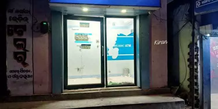 बदमाशों ने ATM उखाड़ा और कैश लेकर फरार हो गए बदमाशों ने ATM उखाड़ा और कैश लेकर फरार हो गए