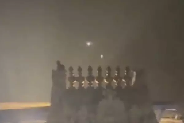 Tirupati मंदिर में नशे में आदमी का हंगामा, जनता में अफरातफरी Tirupati मंदिर में नशे में आदमी का हंगामा, जनता में अफरातफरी