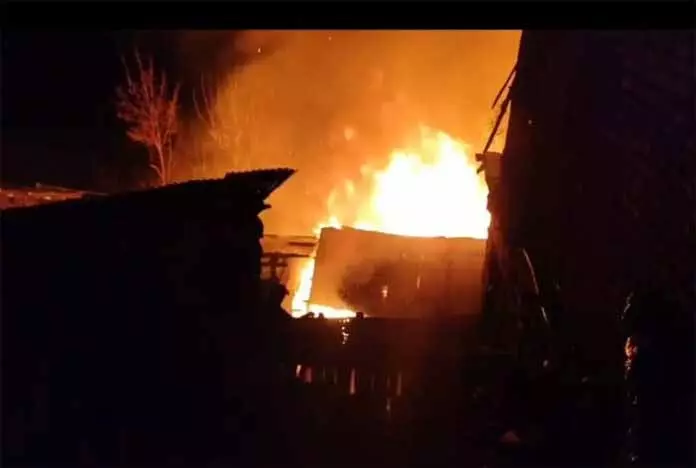 KISHTWAR: चार रिहायशी मकान और दुकान जलकर खाक हो गए KISHTWAR: चार रिहायशी मकान और दुकान जलकर खाक हो गए