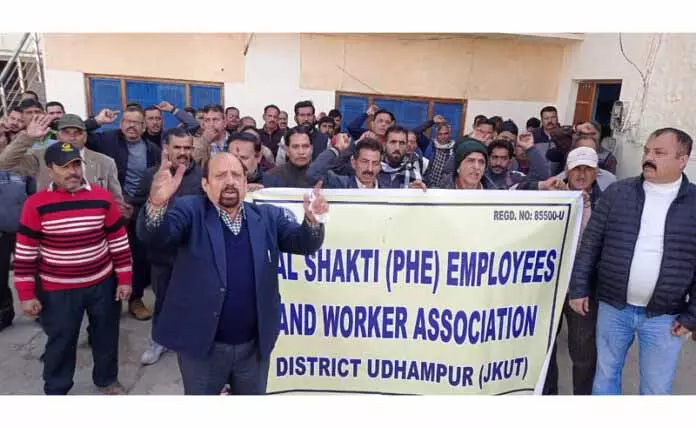 PHE कर्मचारियों ने विरोध प्रदर्शन किया PHE कर्मचारियों ने विरोध प्रदर्शन किया