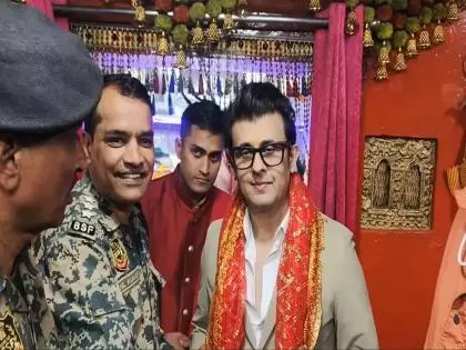 Sonu Nigam अपने परिवार के साथ जैसलमेर में श्री तनोट माता मंदिर गए Sonu Nigam अपने परिवार के साथ जैसलमेर में श्री तनोट माता मंदिर गए