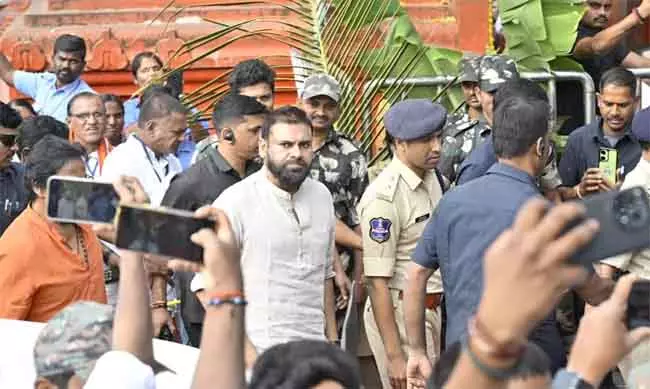 Andhra : कोंडागट्टू अंजन्ना की सेवा में पवन कल्याण Andhra : कोंडागट्टू अंजन्ना की सेवा में पवन कल्याण