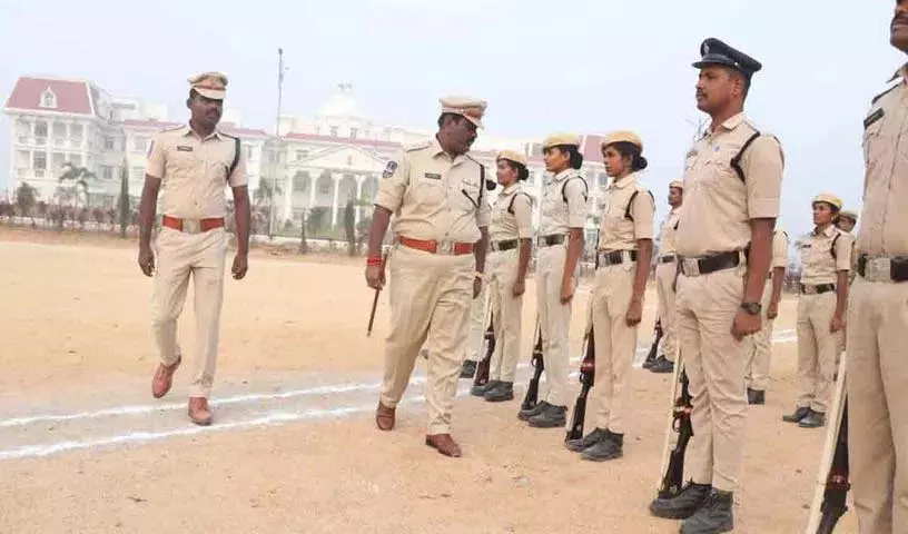 मेडक के एडिशनल एसपी महेंद्र ने पुलिस को Physical Fitness पर सुझाव दिए मेडक के एडिशनल एसपी महेंद्र ने पुलिस को Physical Fitness पर सुझाव दिए