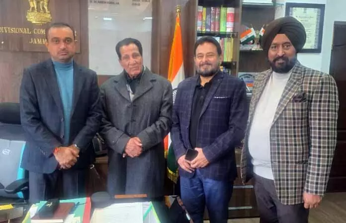 Chib, घारू, टोनी ने डिव कमिश्नर से मुलाकात की, पीर बाबा जमीन घोटाले की जांच की मांग की Chib, घारू, टोनी ने डिव कमिश्नर से मुलाकात की, पीर बाबा जमीन घोटाले की जांच की मांग की