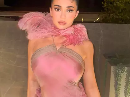 Kylie जेनर ने गोल्डन मेटैलिक बिकिनी में कहर ढाया Kylie जेनर ने गोल्डन मेटैलिक बिकिनी में कहर ढाया