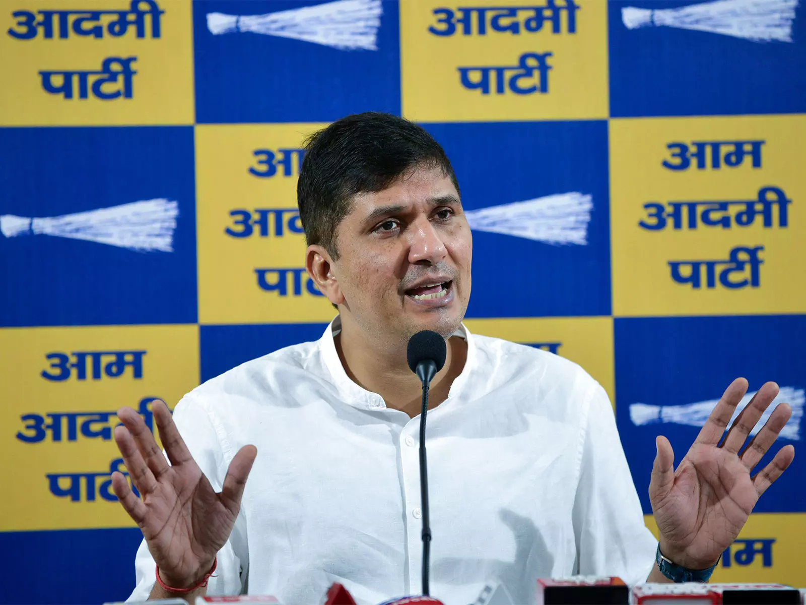 शिक्षकों को कुत्तों की निगरानी करने के आदेश पर BJP बेनकाब, अब FIR का खेल खेल रही है: सौरभ भारद्वाज शिक्षकों को कुत्तों की निगरानी करने के आदेश पर BJP बेनकाब, अब FIR का खेल खेल रही है: सौरभ भारद्वाज