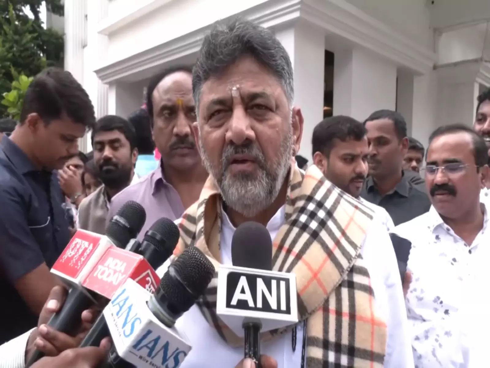 बल्लारी संघर्ष: DK शिवकुमार ने जमीनी स्थिति का जायजा लेने के लिए छह सदस्यीय टीम का किया गठन बल्लारी संघर्ष: DK शिवकुमार ने जमीनी स्थिति का जायजा लेने के लिए छह सदस्यीय टीम का किया गठन