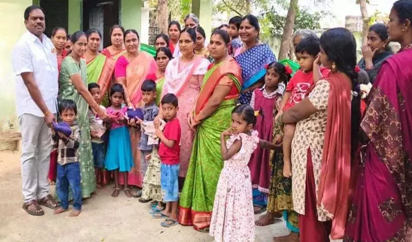 Anganwadi बच्चों को यूनिफॉर्म वितरण Anganwadi बच्चों को यूनिफॉर्म वितरण