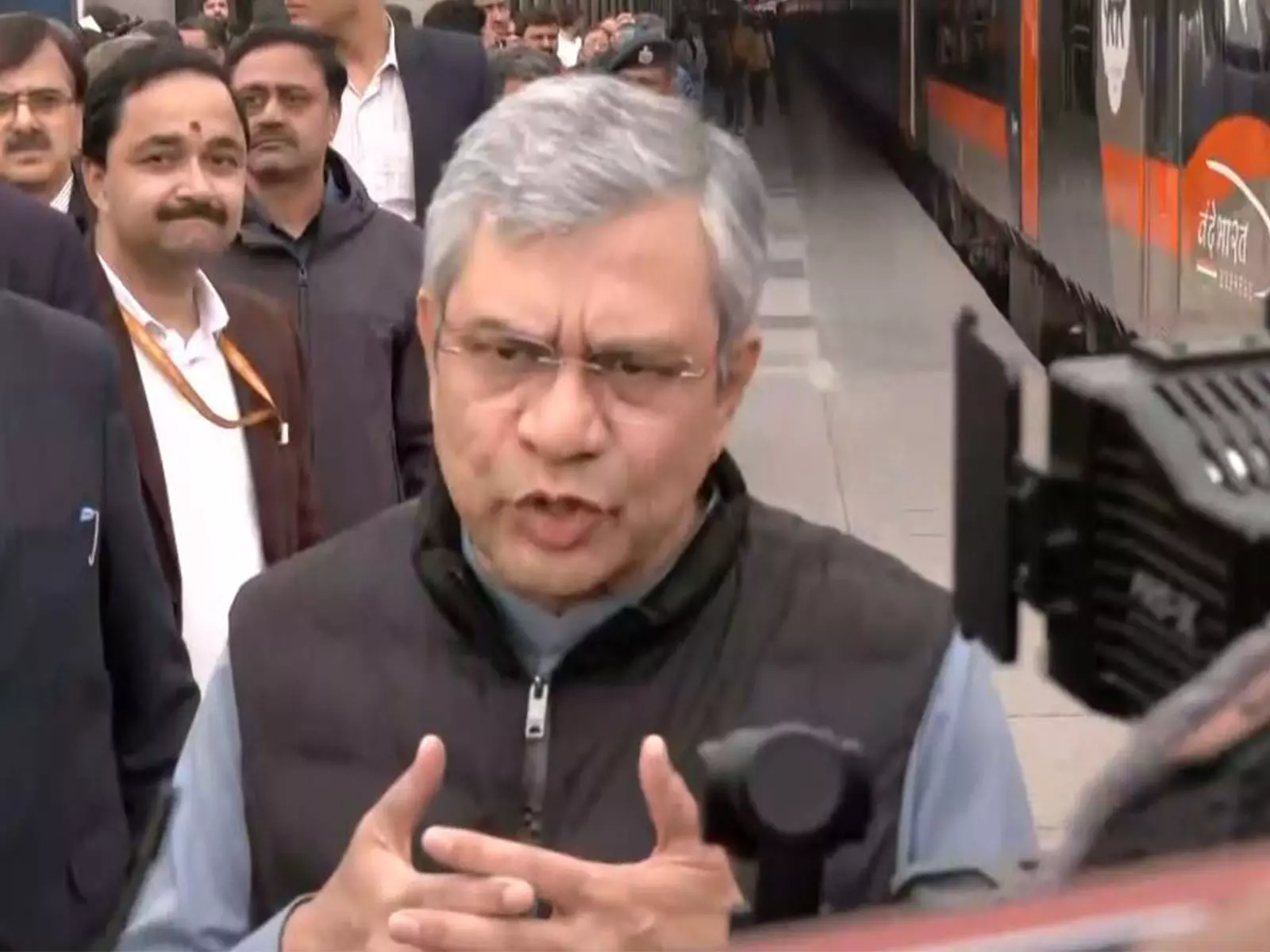 अश्विनी वैष्णव ने पहली वंदे भारत स्लीपर ट्रेन का निरीक्षण किया, PM मोदी जल्द करेंगे उद्घाटन अश्विनी वैष्णव ने पहली वंदे भारत स्लीपर ट्रेन का निरीक्षण किया, PM मोदी जल्द करेंगे उद्घाटन